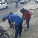 Damkartan Kota Jambi Bantu Warga Ambil Kunci Motor yang Jatuh ke Drainase