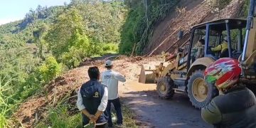Tim BBTNKS Pantau Seekor Beruang yang Masuk ke Perkebunan Warga di Desa Sanggaran Agung