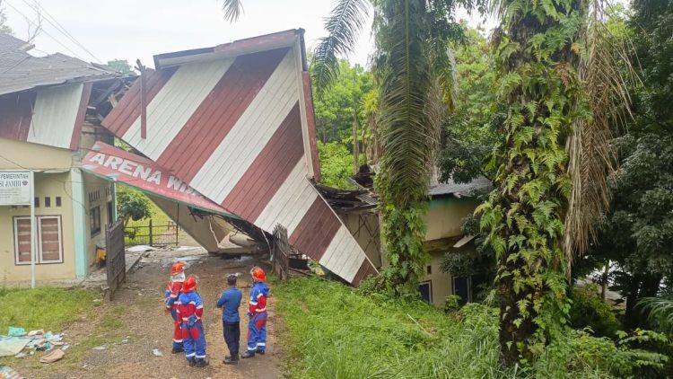 Sebuah Rumah di Telanai Ambruk Akibat Hujan Deras