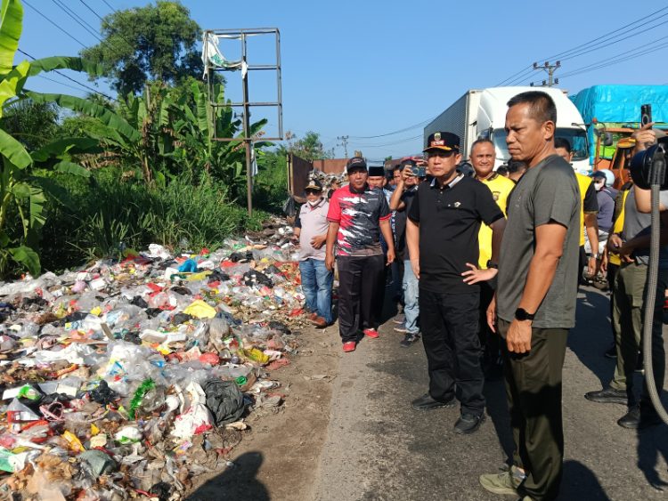 Bupati BBS Turun Langsung Tutup TPS Ilegal di Depan SMPN 7