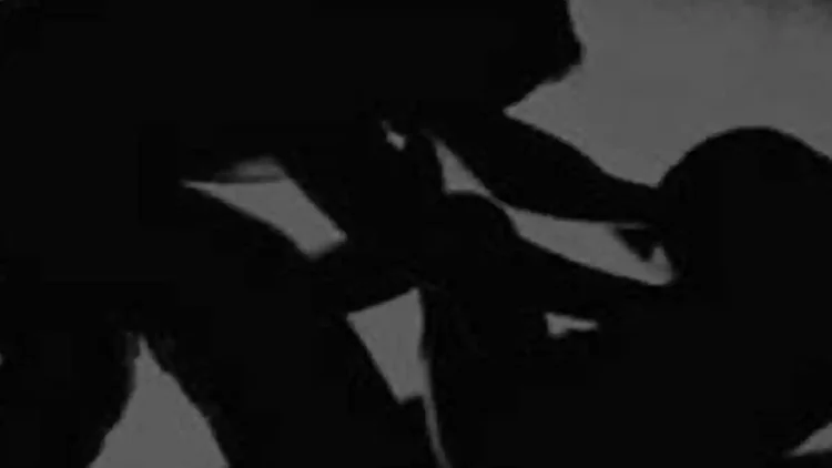 Damkartan Kota Jambi Bantu Warga Ambil Kunci Motor yang Jatuh ke Drainase