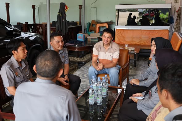 Kanwil Kemenkum Jambi Serahkan SK Penegasan Status Kewarganegaraan RI kepada Andi Alatas