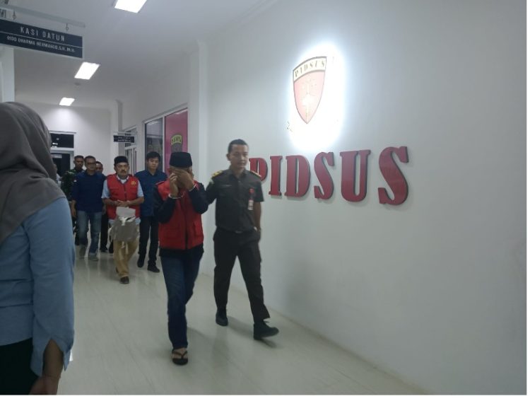 Kejari Tanjab Barat Umumkan 3 Tersangka Kasus Korupsi PDAM Tirta Pengabuan