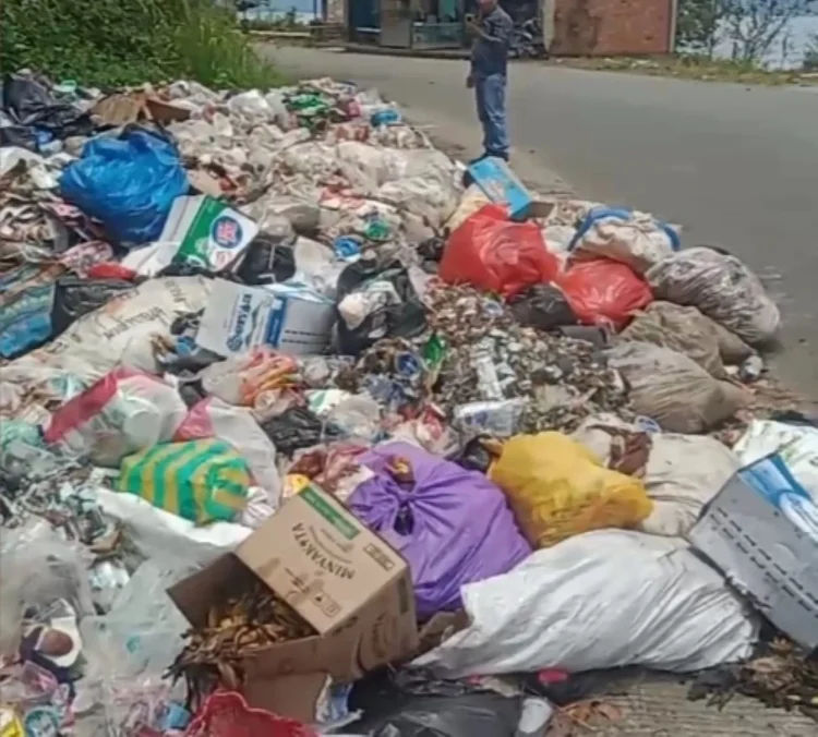 Tak Kunjung Diangkut, Tumpukan Sampah di Jalur Wisata Danau Kerinci Kini Mengkhawatirkan