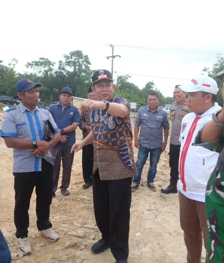 Warga Keluhkan Jalan Rusak, Bupati Bambang Bayu Suseno Minta Ikuti Jadwal Perbaikan