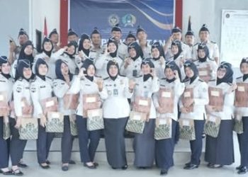 Damkartan Kota Jambi Bantu Warga Ambil Kunci Motor yang Jatuh ke Drainase