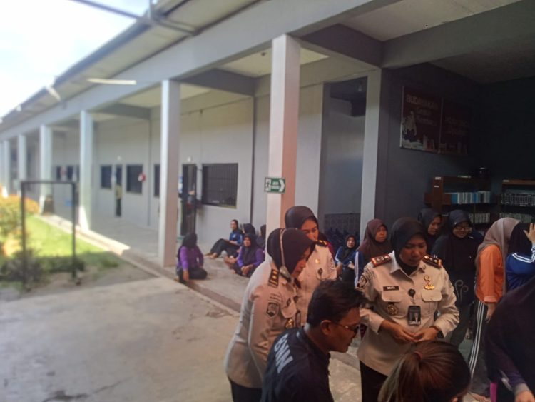 Kalapas Perempuan Kelas II B Jambi Melaksanakan Razia Kamar Hunian, Tes Urin, dan Pemusnahan Barang Hasil Razia dalam Rangka Hari Bhakti Pemasyarakatan ke-62