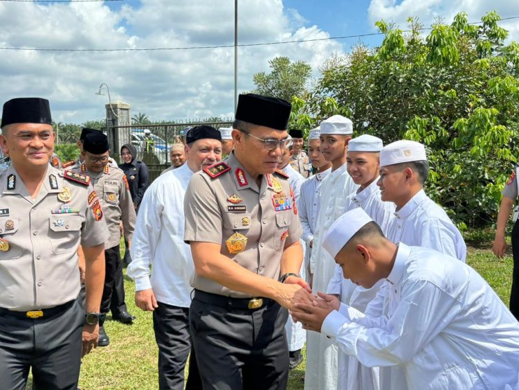 Kapolda Jambi didampingi Kapolres Muaro Jambi Silaturahmi dan Penyerahan Bantuan Kepada Pondok Pesantren Tahfizul Qur’an Hasan Soleha Qim (HSQ) Desa Bukit Baling
