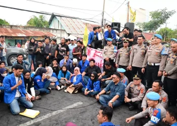 Wakapolda Jambi Turun ke Jalan, Duduk Bersama Mahasiswa di Tengah Unjuk Rasa
