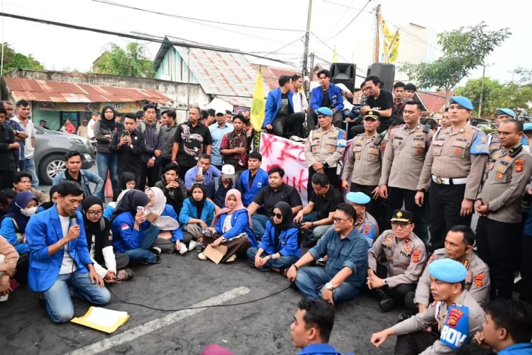 Wakapolda Jambi Turun ke Jalan, Duduk Bersama Mahasiswa di Tengah Unjuk Rasa