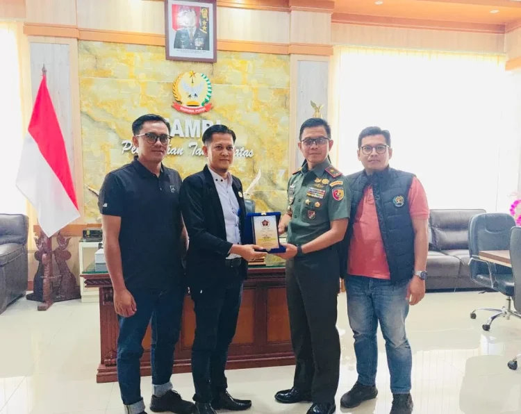 Sinergi Pers dan TNI Kian Diperkuat, PWI Kota Jambi Sambangi Korem 042 Gapu