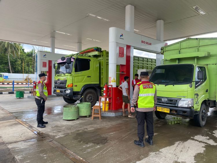 Kasat Resnarkoba Polres Muaro Jambi AKP Jeki Noviardi, S.H., M.H., Didampingi Kapolsek Sekernan AKP Agung Heru Wibowo, S.H., M.H., Menggelar Kegiatan Himbauan dan Penyuluhan Kepada Masyarakat Desa Tanjung Lanjut