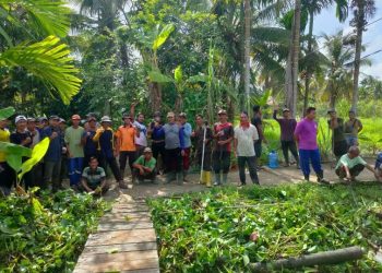 Aksi Nyata Polri Pengayom Masyarakat, Turun Langsung Bersihkan Saluran Parit