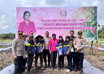 Kapolres Muaro Jambi Bersama Bhayangkari Perkuat Ketahanan Pangan Melalui Penanaman Semangka