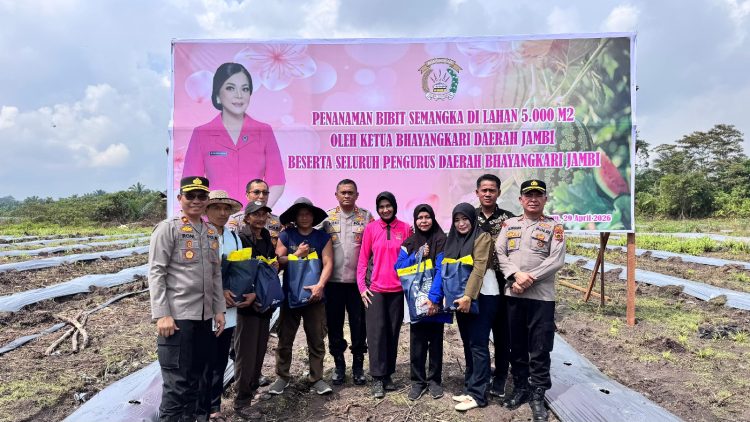 Kapolres Muaro Jambi Bersama Bhayangkari Perkuat Ketahanan Pangan Melalui Penanaman Semangka