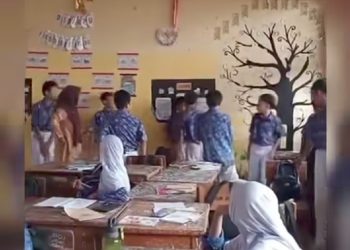 Tim BBTNKS Pantau Seekor Beruang yang Masuk ke Perkebunan Warga di Desa Sanggaran Agung