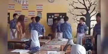 Tim BBTNKS Pantau Seekor Beruang yang Masuk ke Perkebunan Warga di Desa Sanggaran Agung