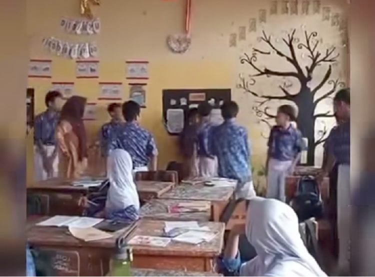 Tim BBTNKS Pantau Seekor Beruang yang Masuk ke Perkebunan Warga di Desa Sanggaran Agung