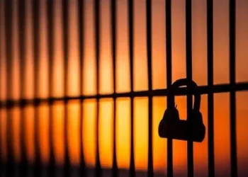 Damkartan Kota Jambi Bantu Warga Ambil Kunci Motor yang Jatuh ke Drainase