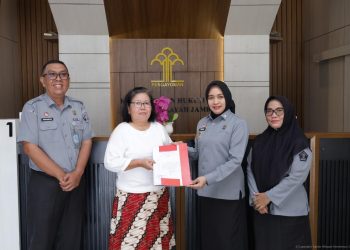 Kanwil Kemenkum Jambi Serahkan SK Penegasan Status Kewarganegaraan RI, Wujud Kepastian Hukum bagi Warga