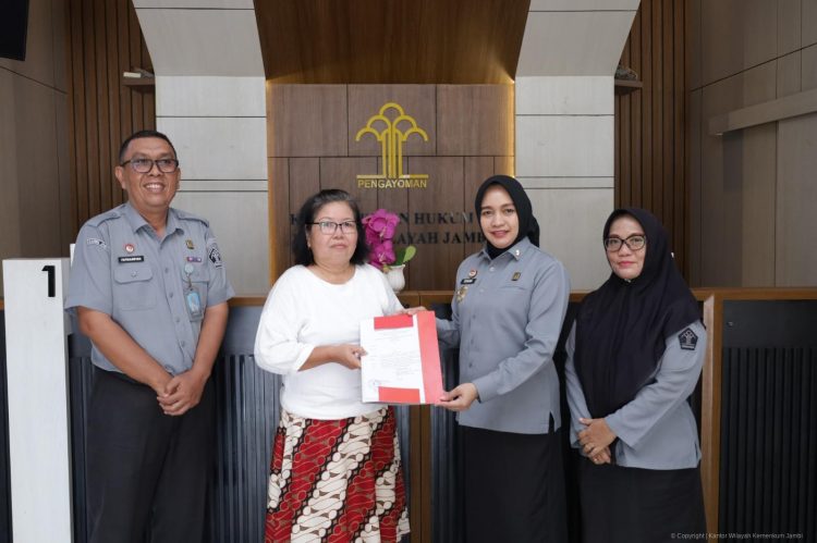 Kanwil Kemenkum Jambi Serahkan SK Penegasan Status Kewarganegaraan RI, Wujud Kepastian Hukum bagi Warga