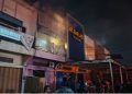 Tiga Karyawan Lompat dari Lantai Dua Saat Ruko Percetakan di Jambi Terbakar