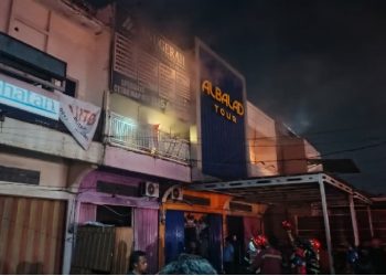Tiga Karyawan Lompat dari Lantai Dua Saat Ruko Percetakan di Jambi Terbakar