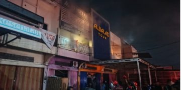 Tiga Karyawan Lompat dari Lantai Dua Saat Ruko Percetakan di Jambi Terbakar