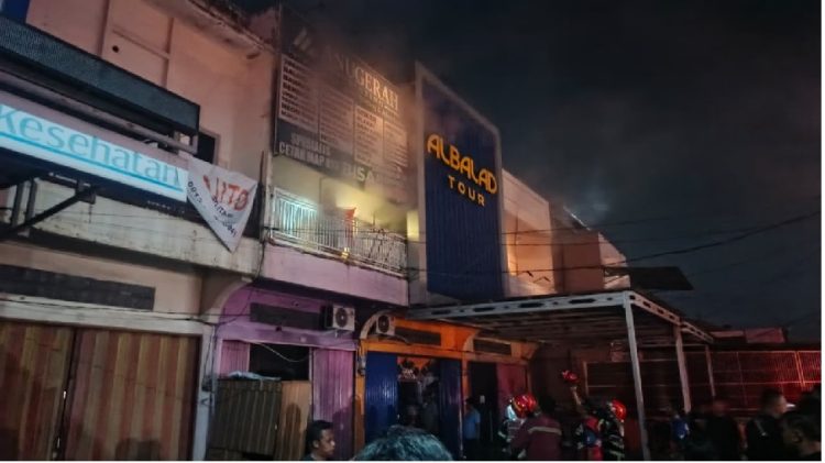 Tiga Karyawan Lompat dari Lantai Dua Saat Ruko Percetakan di Jambi Terbakar