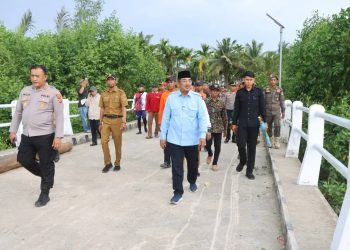 Bupati Anwar Sadat Tinjau Langsung Pencarian Dua Korban Hilang di Sungai Landak