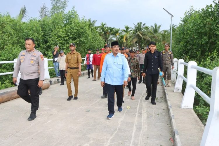 Bupati Anwar Sadat Tinjau Langsung Pencarian Dua Korban Hilang di Sungai Landak