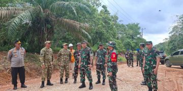 Pangdam XX/TIB Mayjen Arief Gajah Mada Tinjau Langsung Lokasi Perbaikan Jalan Hasil TMMD ke-128 Kodim 0420/Sarko