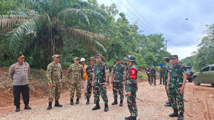 Pangdam XX/TIB Mayjen Arief Gajah Mada Tinjau Langsung Lokasi Perbaikan Jalan Hasil TMMD ke-128 Kodim 0420/Sarko