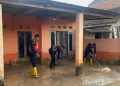 Brimob Polda Jambi Turut Bersihkan Rumah Warga pasca Banjir di Muaro Jambi dan Salurkan Bantuan