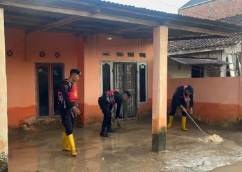 Brimob Polda Jambi Turut Bersihkan Rumah Warga pasca Banjir di Muaro Jambi dan Salurkan Bantuan