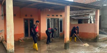 Brimob Polda Jambi Turut Bersihkan Rumah Warga pasca Banjir di Muaro Jambi dan Salurkan Bantuan