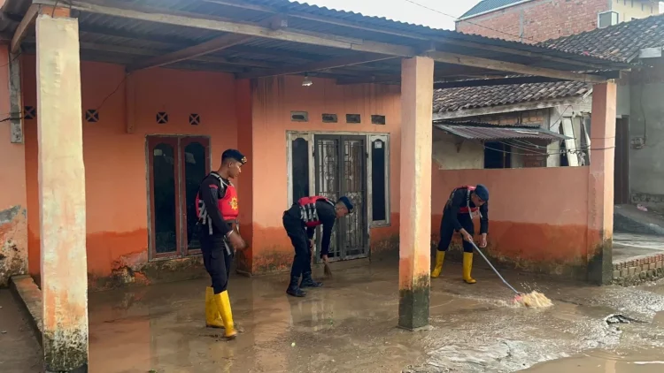 Brimob Polda Jambi Turut Bersihkan Rumah Warga pasca Banjir di Muaro Jambi dan Salurkan Bantuan