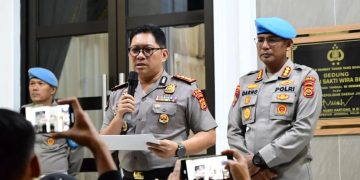 Anggota DPRD Tanjab Barat Tumirin Dampingi Syarif Fasha Berikan Bantuan Kebakaran di Teluk Nilau