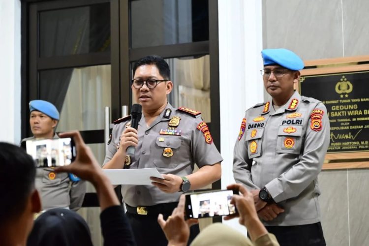 Anggota DPRD Tanjab Barat Tumirin Dampingi Syarif Fasha Berikan Bantuan Kebakaran di Teluk Nilau