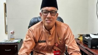Anggota DPRD Tanjab Barat Tumirin Dampingi Syarif Fasha Berikan Bantuan Kebakaran di Teluk Nilau