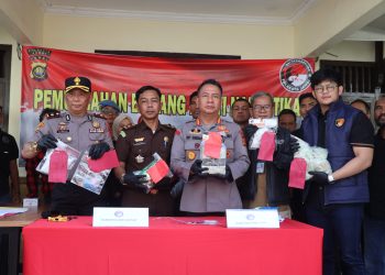 Anggota DPRD Tanjab Barat Tumirin Dampingi Syarif Fasha Berikan Bantuan Kebakaran di Teluk Nilau