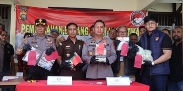 Anggota DPRD Tanjab Barat Tumirin Dampingi Syarif Fasha Berikan Bantuan Kebakaran di Teluk Nilau