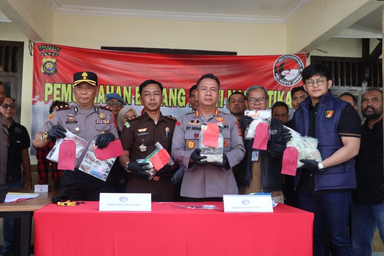 Anggota DPRD Tanjab Barat Tumirin Dampingi Syarif Fasha Berikan Bantuan Kebakaran di Teluk Nilau