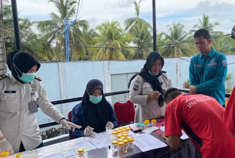 Jumat Berkah di Samsat Kota Jambi, Bagikan Makanan Gratis untuk Wajib Pajak