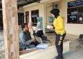 Jumat Berkah di Samsat Kota Jambi, Bagikan Makanan Gratis untuk Wajib Pajak