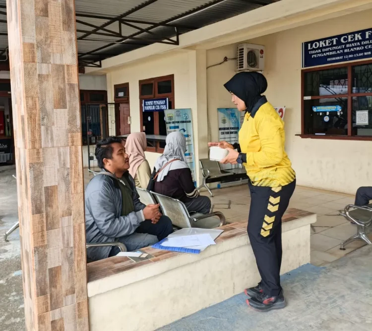 Jumat Berkah di Samsat Kota Jambi, Bagikan Makanan Gratis untuk Wajib Pajak