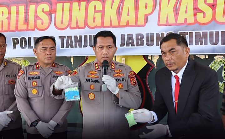 Satresnarkoba Polres Tanjab Timur Gerebek 3 Pria di Desa Labuhan Peringatan, 178 Butir Pil Ekstasi dan 3,76 Gram Sabu Diamankan
