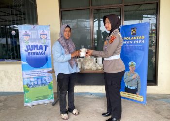 Rutin Giat Jum’at Berkah, Sie STNK Subdit Regident Ditlantas Polda Jambi Berbagi Makanan