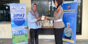 Rutin Giat Jum’at Berkah, Sie STNK Subdit Regident Ditlantas Polda Jambi Berbagi Makanan