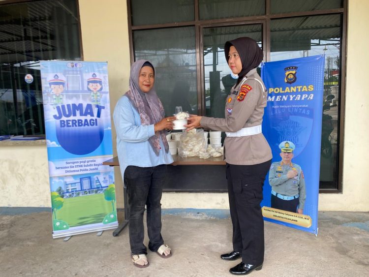 Rutin Giat Jum’at Berkah, Sie STNK Subdit Regident Ditlantas Polda Jambi Berbagi Makanan